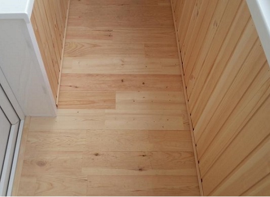 Polovay doska na balkone